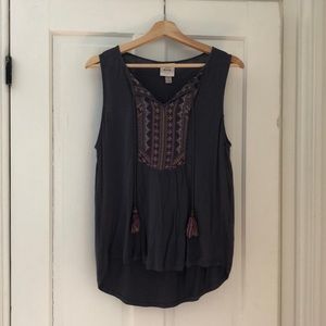 3/$15 🍁 Dark grey boho tank top with tassels